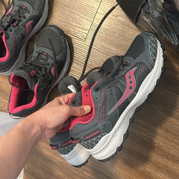 Saucony woman’s grid raptor TR  running shone size 8 gray/magenta like new - Picture 6 of 7